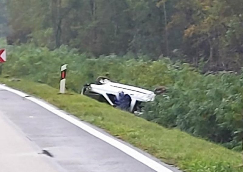 Automobil između Otoka i Vrbanje sletio u odvodni kanal; vozač preminuo, suvozačica u bolnici