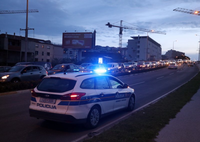 Oprez s prevarantima: Dvojica u Splitu starcu na ulici ponudila jeftine mobitele pa ga 'olakšali' za nekoliko tisuća kuna