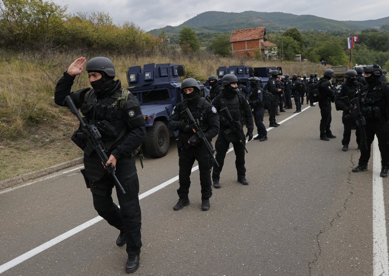 Sve napetije na Kosovu; požar u Zvečanu, zrakoplovi Vojske Srbije nadlijeću Jarinje