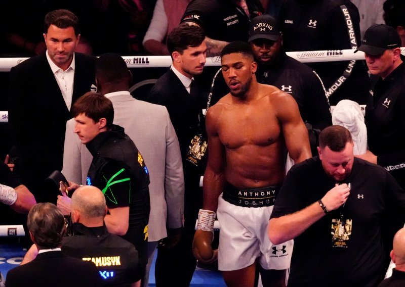 Anthony Joshua poslije meča aktivirao je opciju koja će razveseliti boksačke fanove, a imao je i kratku poruku 'nakon što mu se srušio svijet'