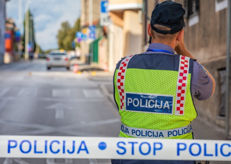 U Puli ulovljen muškarac koji je usred noći probušio gume na deset automobila, za pomagačem policija još traga