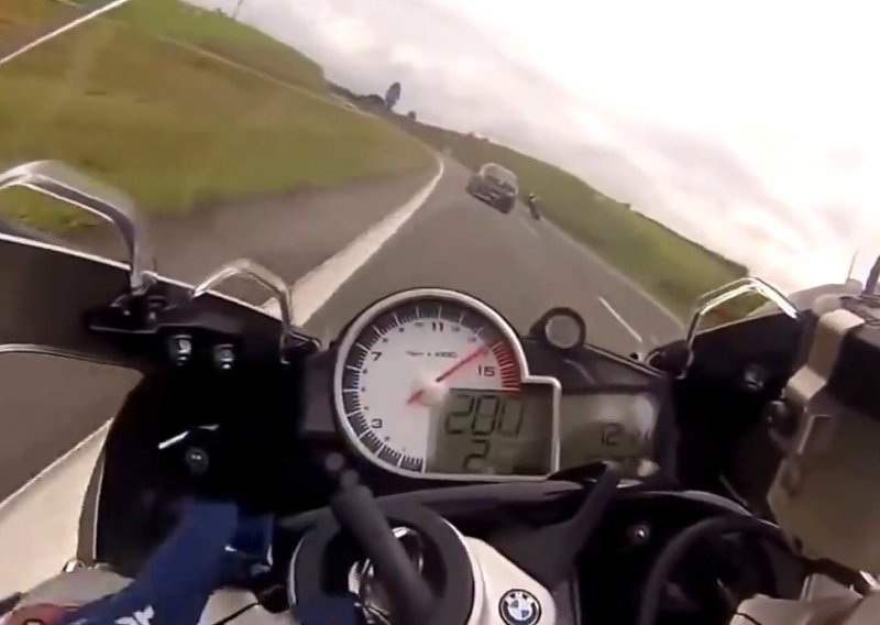 300 km/h motociklima kroz gužvu na autocesti