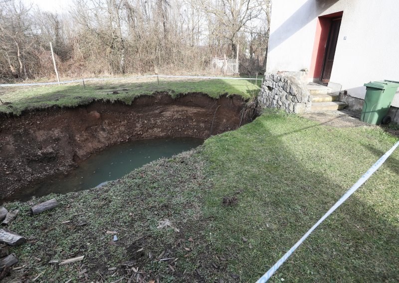 Krenulo zatrpavanje vrtača nastalih nakon potresa. Na dno ide geotekstil ojačan žičanom konstrukcijom. Evo što nakon toga