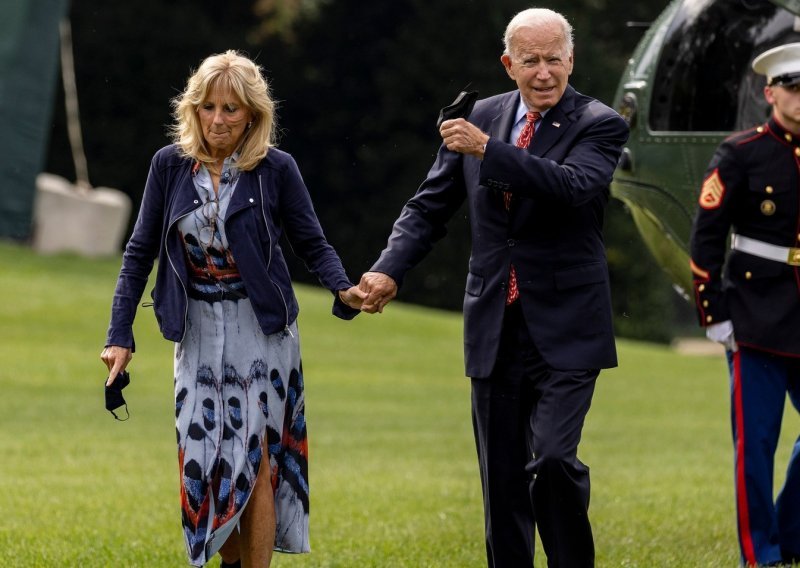 Najpopularnije ljetne cipele odličan su izbor za prijelazno razdoblje, a to je dokazala i Jill Biden ovim sjajnim stajlingom