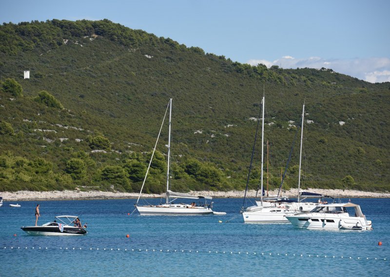 Austrijski nautičari divljali na Dugom otoku i zapalili pametnu klupu; Lokalci ih 'priveli', odveli na općinu i natjerali da plate štetu