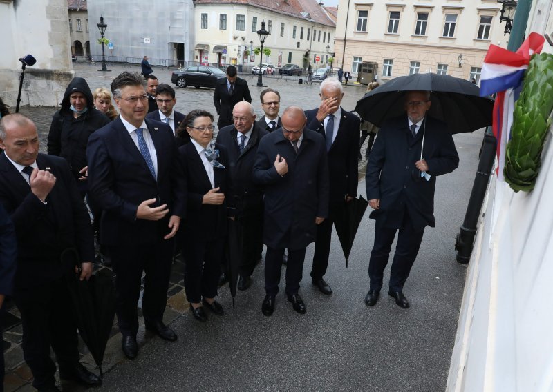 30. godišnjica raketiranja Banskih dvora, položeni vijenci. Prisjetite se kako je to izgledalo