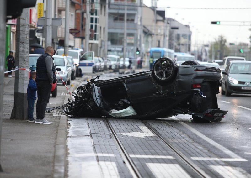 Protiv vozača koji je jurio po Dubravi i skršio parkirane automobile podignuta optužnica. Poznato i koliko je štetu napravio