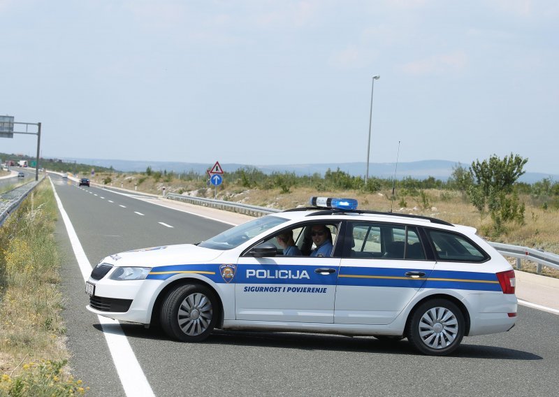 Muškarac na A1 uhićen u neispravnom autu; nije imao stražnje staklo i retrovizore, od ranije mu je oduzeta dozvola, a policiji je predao i drogu