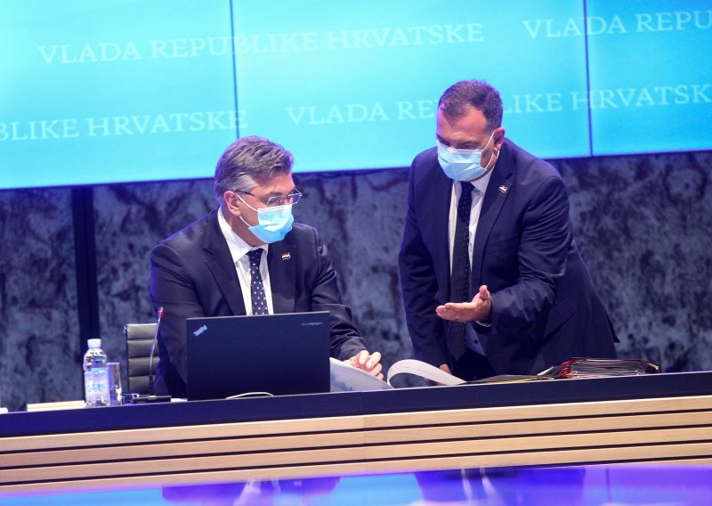[FOTO] Beroš upozorio na moguću 'twindemiju' i otkrio: Imamo 3053 novih slučajeva