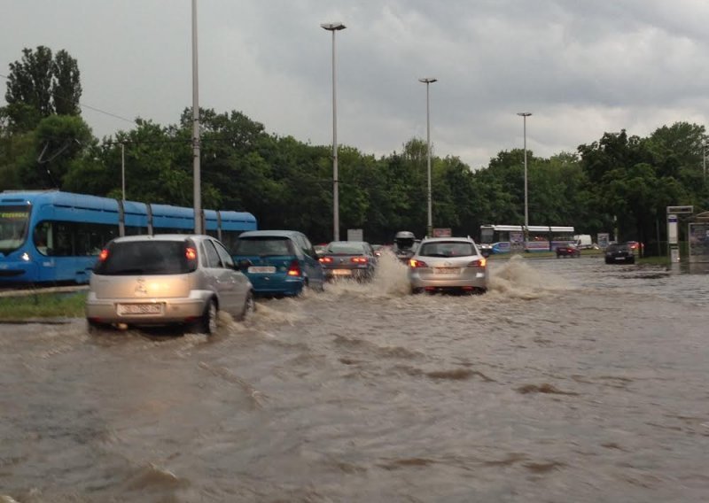 U olujnom nevremenu odronio se željeznički nasip