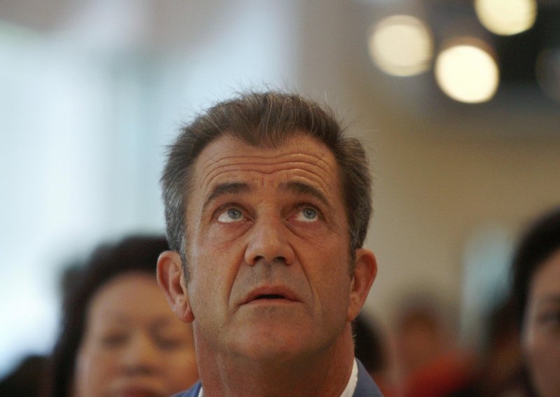 Mel Gibson lud je za kravama