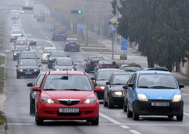 Važno upozorenje vozačima: Od 1. studenog na autima obavezna kratka svjetla i danju, a od 15. zimska oprema