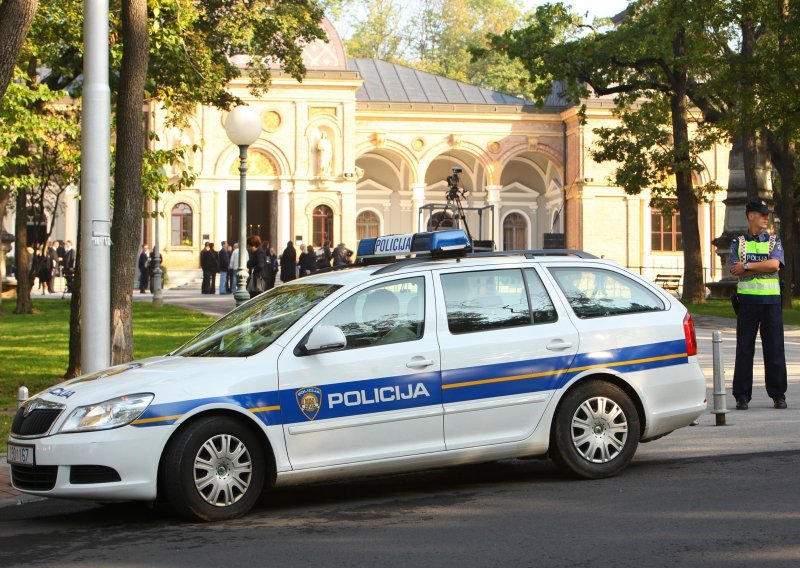 U Zagrebu uhićene dvije žene koje su starici na groblju iz ruksaka ukrale novčanik