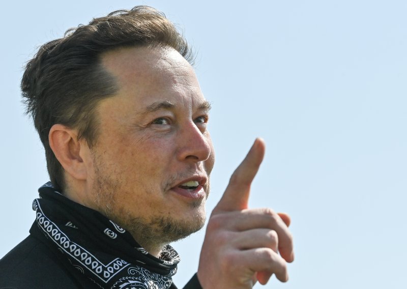 Musk nastavio prodavati velike količine dionica Tesle