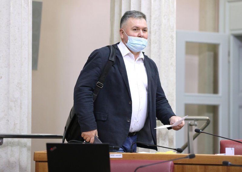 HSS-ov zastupnik: Ne želim se cijepiti. Ako treba, potpisat ću i da ne želim na respirator