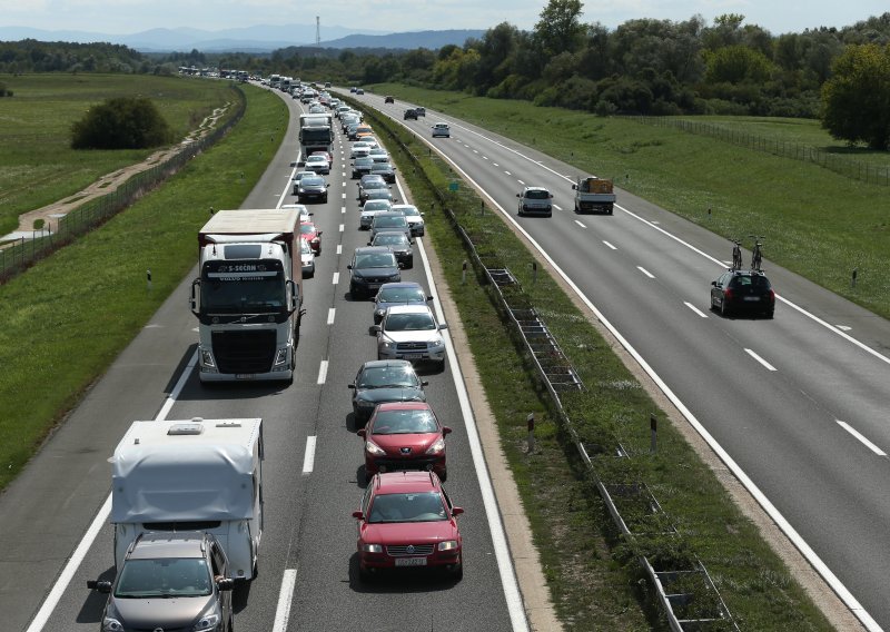 Teretnjak udario u portal s prometnim obavijestima na autocesti kod Jastrebarskog i pobjegao; dionica opet otvorena za promet