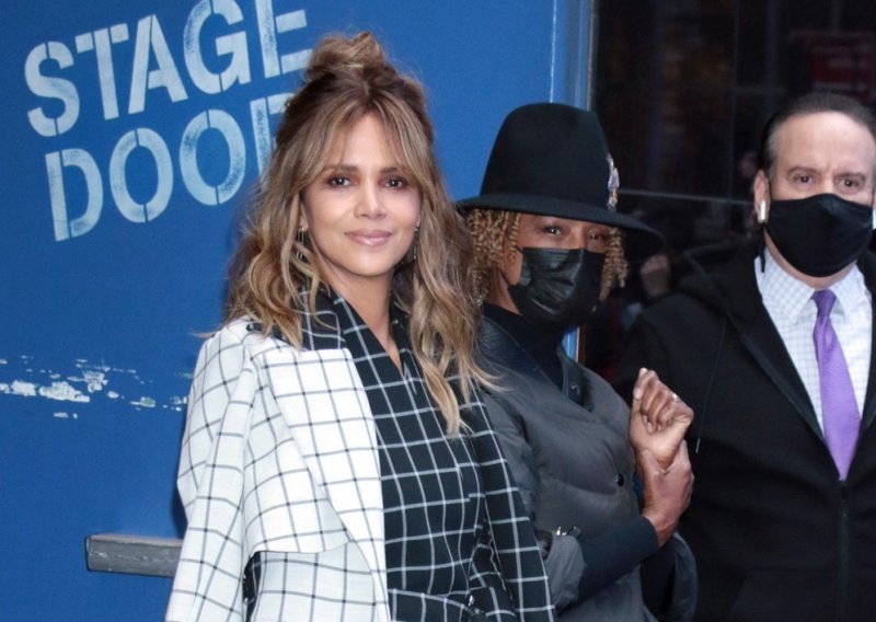 Halle Berry izgleda bolje no ikada: Ovakav crno-bijeli stajling rijetko se kad viđa