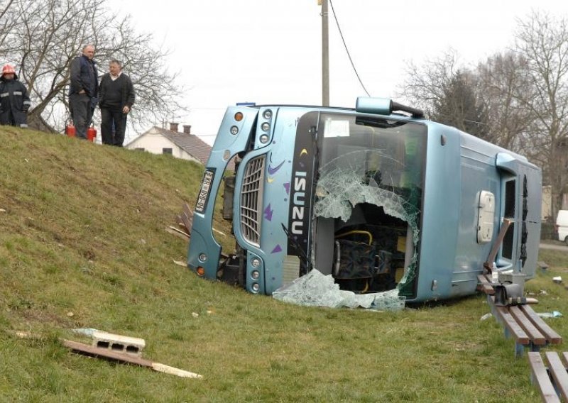 30-ero vrtićke djece stradalo u prevrtanju autobusa