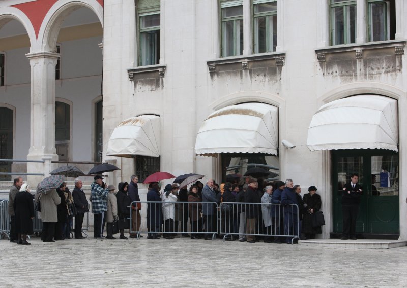 Muškarac u Fini u Splitu odbio staviti zaštitnu masku pa izudarao dvojicu zaštitara, završio je u pritvoru