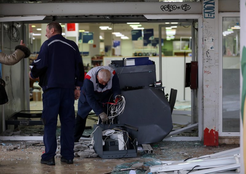 [FOTO/VIDEO] U Rijeci u gluho doba noći raznesen bankomat