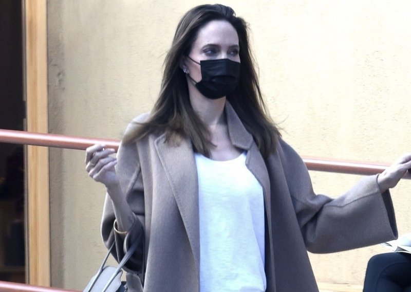 Ljubiteljica modnog minimalizma: Angelina Jolie efektan je stajling upotpunila torbom bezvremenskog dizajna