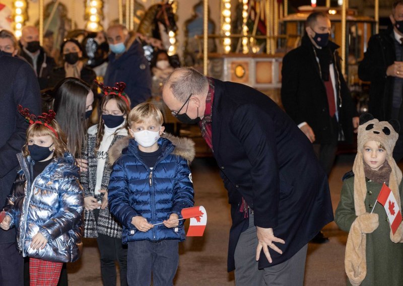 Princ Albert s blizancima otvorio božićno selo, a umjesto princeze Charlene i ovoga puta društvo im je pravila njegova rodbina