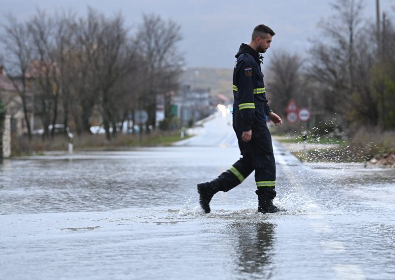 Nova poplava u Dicmu, vatrogasci ispumpavaju vodu i dijele vreće s pijeskom