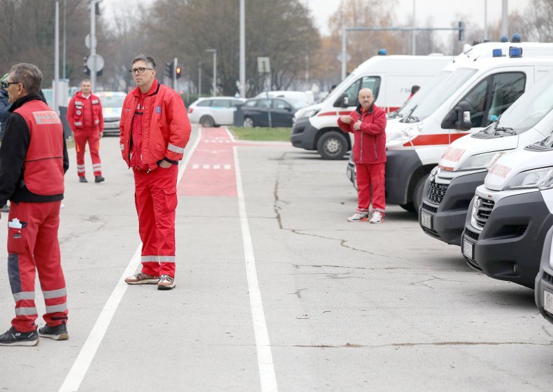 [FOTO/VIDEO] Vozači saniteta, medicinske sestre i tehničari najavljuju ustavnu tužbu protiv Ministarstva: 'Za isti posao dobivamo znatno manju plaću, diskriminirani smo'