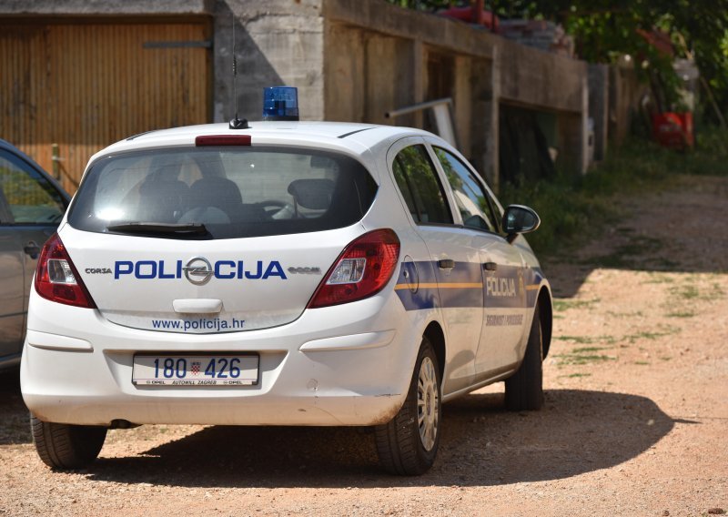 Na Ugljanu dolijao muškarac koji je ukrao prijenosna računala, piće, opremu za navigaciju i štošta drugo, a na djelu ga je ulovio polaznik Policijske akademije