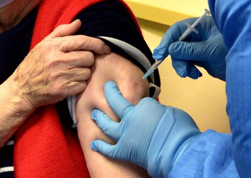 U Sloveniji 36 ljudi pogreškom umjesto cjepiva dobilo samo fiziološku otopinu