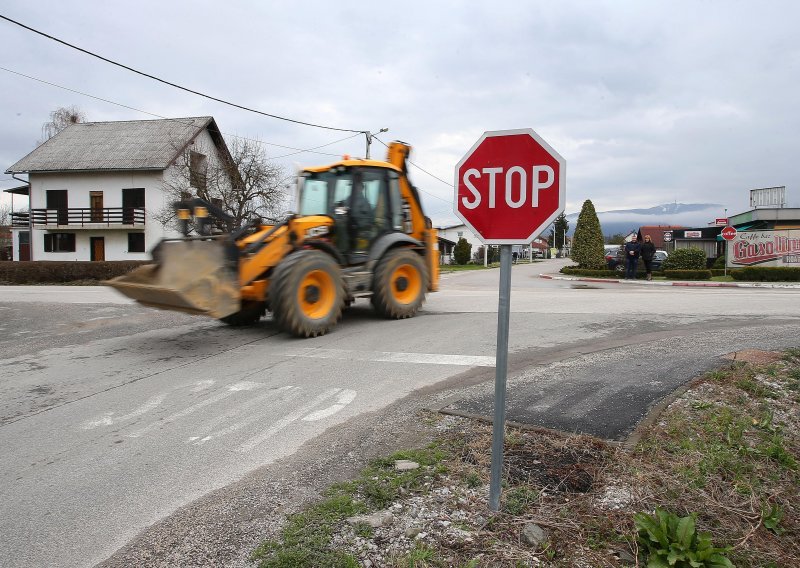 Kod Popovače poginula vozačica koja nije stala na znak STOP