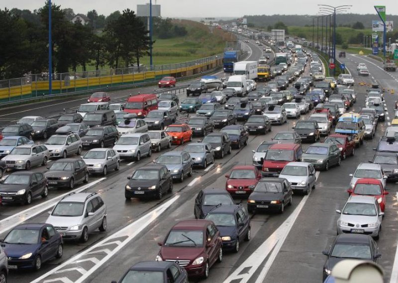 Gužve na cestama prema moru te na graničnim prijelazima