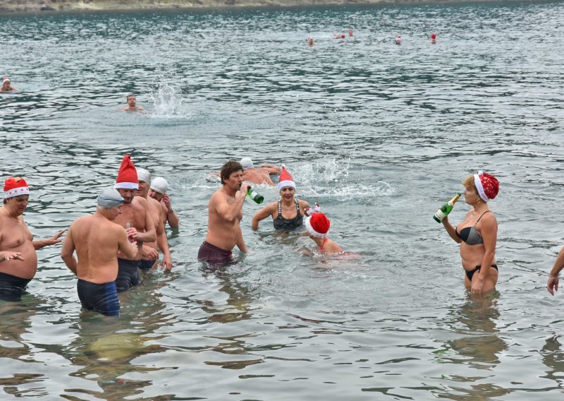 [FOTO] Pogledajte kako je bilo na tradicionalnom novogodišnjem kupanju na Mornaru