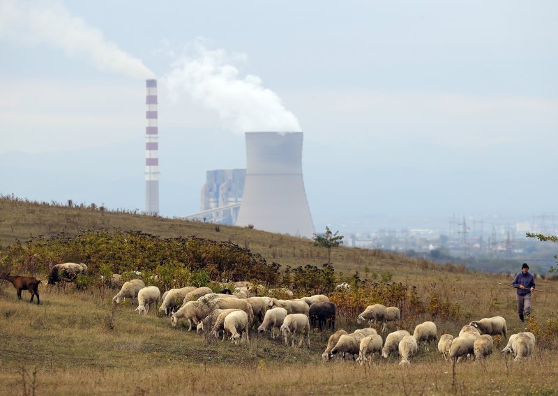 Od Hrvatske do Albanije mladi ljudi godinama masovno odlaze, a demografska bomba otkucava