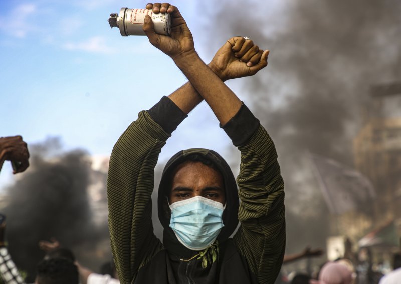 Sve teža situacija u Sudanu: Premijer podnio ostavku, vlast ostaje u potpunosti u rukama vojske