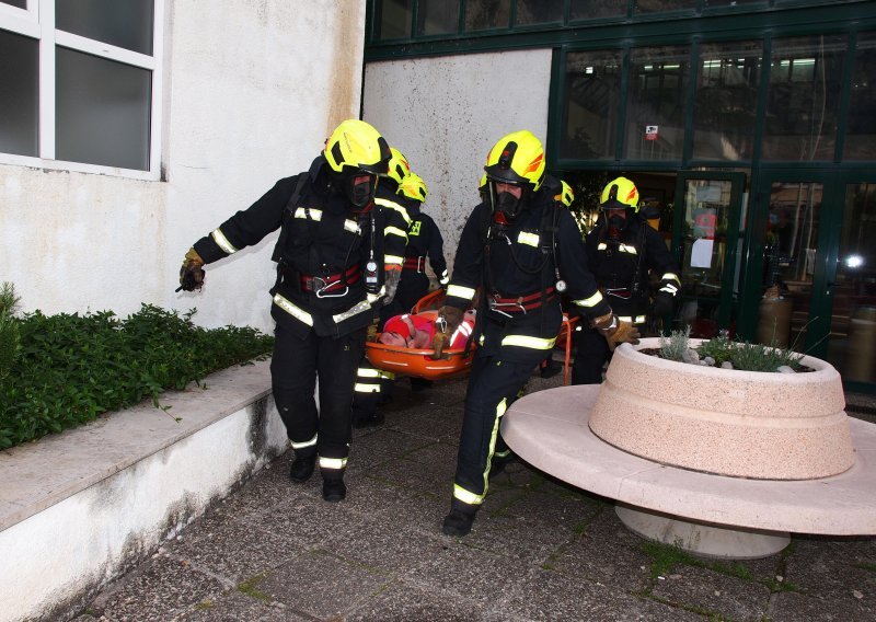 Makarska: Pao na ulici u novogodišnjoj noći, zadobio po život opasne ozljede