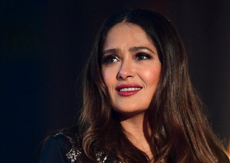 Dizajnerskim kostimom Salma Hayek još je jednom u prvi plan stavila bujne obline