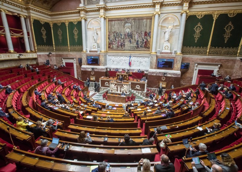 Francuski parlament prekinuo sjednicu zbog Macronove poruke necijepljenima