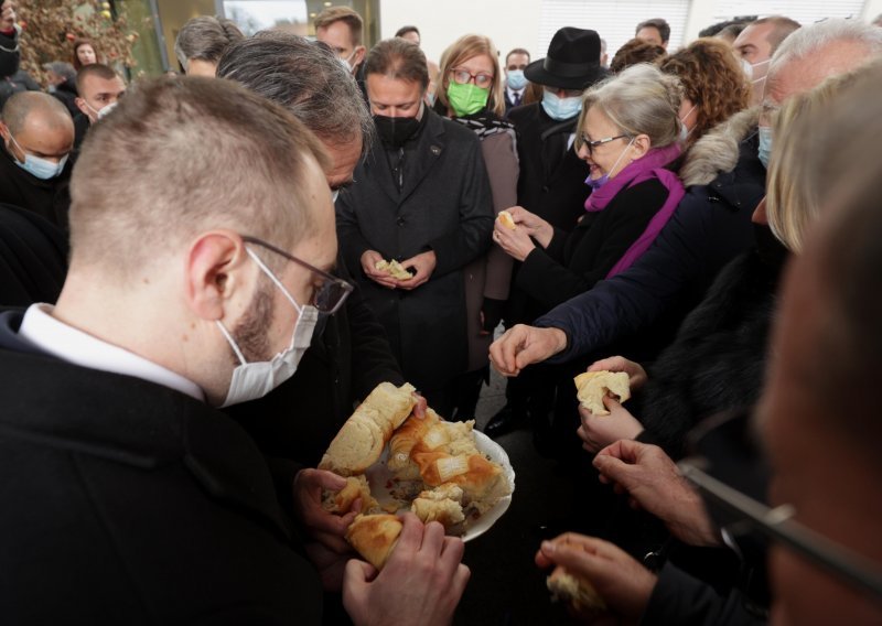 Na Božićnom prijemu SNV-a poruke mira i tolerancije, novčić za sreću iz česnice pripao Tomaševiću