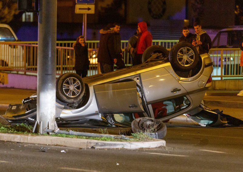 Auto u Splitu završio na krovu, jedna osoba ozlijeđena