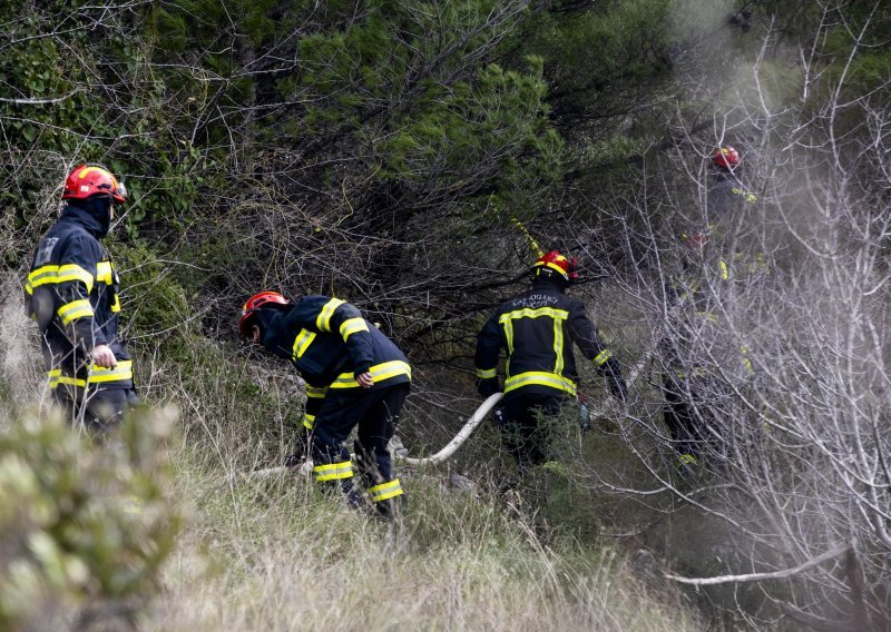 Požar u Lokvi Rogoznici pod nadzorom gasitelja