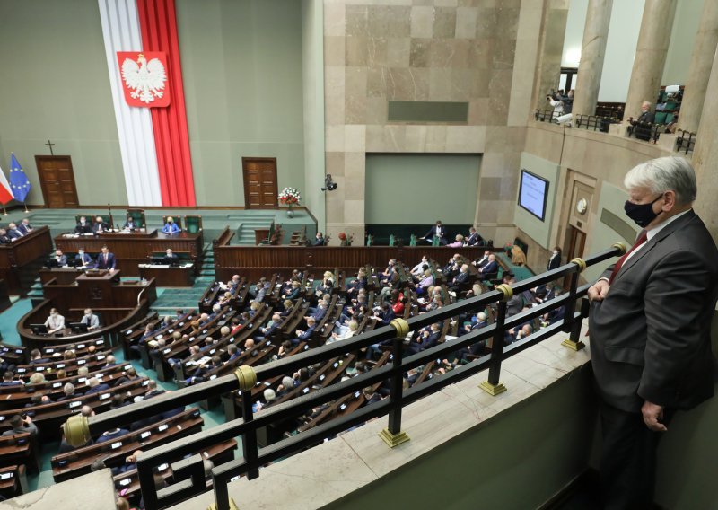 Poljski zastupnici usvojili sporni zakon o jačanju vladine kontrole nad školama