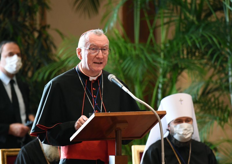 Kardinal Parolin, desna ruka pape Franje, pozitivan na koronavirus