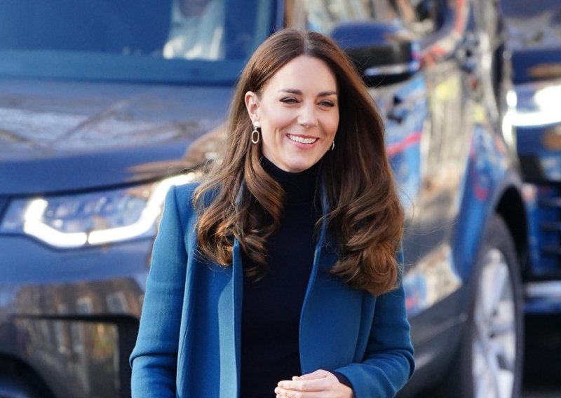 Već viđen kaput i naušnice od 60-ak kuna: Kate Middleton ponovno osvojila simpatije zbog svoje modne skromnosti