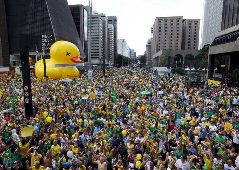 Deseci tisuća Brazilaca tražili odlazak predsjednice Rousseff