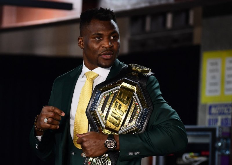 Informacija koja je šokirala fanove! Francis Ngannou se borio teško ozlijeđen, sada mora na operaciju i čega ga dugotrajni oporavak