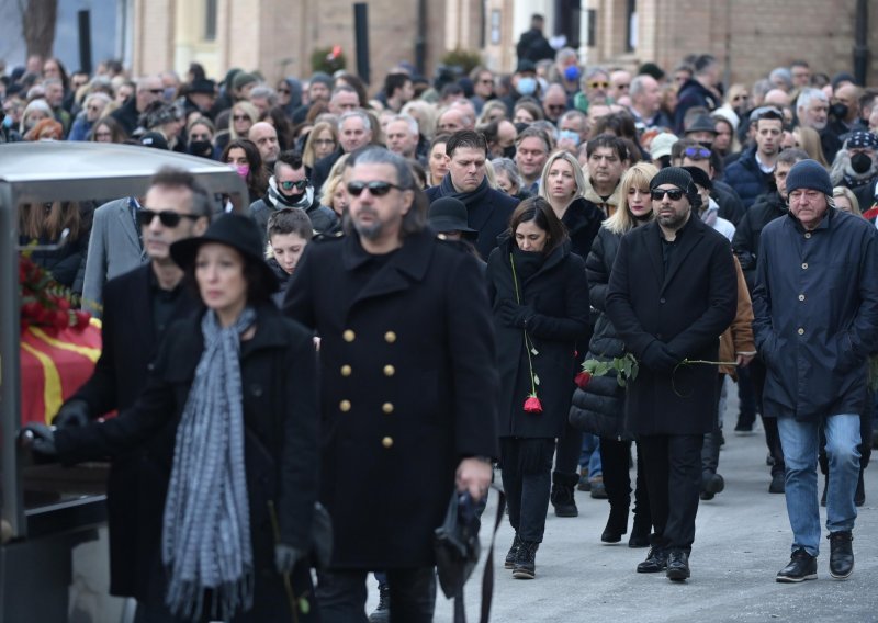 Obitelj, prijatelji i kolege oprostili su se od Akija: Među okupljenim mnoštvom rijetko tko je mogao zadržati suze