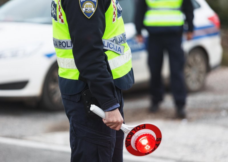 Pijan se zabio u kolonu automobila u Varaždinu, pokušao napustiti mjesto događaja pa pregazio nogu drugom vozaču