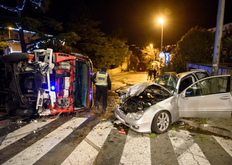 Vatrogasci pod rotacijom prošli kroz crveno i udarili u auto