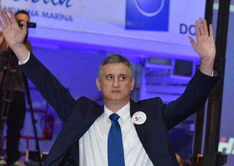 Karamarko: HDZ neće dopustiti propadanje Hajduka